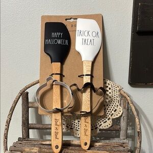 Rae Dunn HAPPY HALLOWEEN & TRICK OR TREAT SPATULA AND COOKIE CUTTER SET NEW